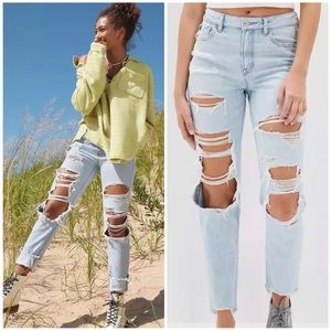 American Eagle Strigid Ripped Mom Jean Size 6 Short